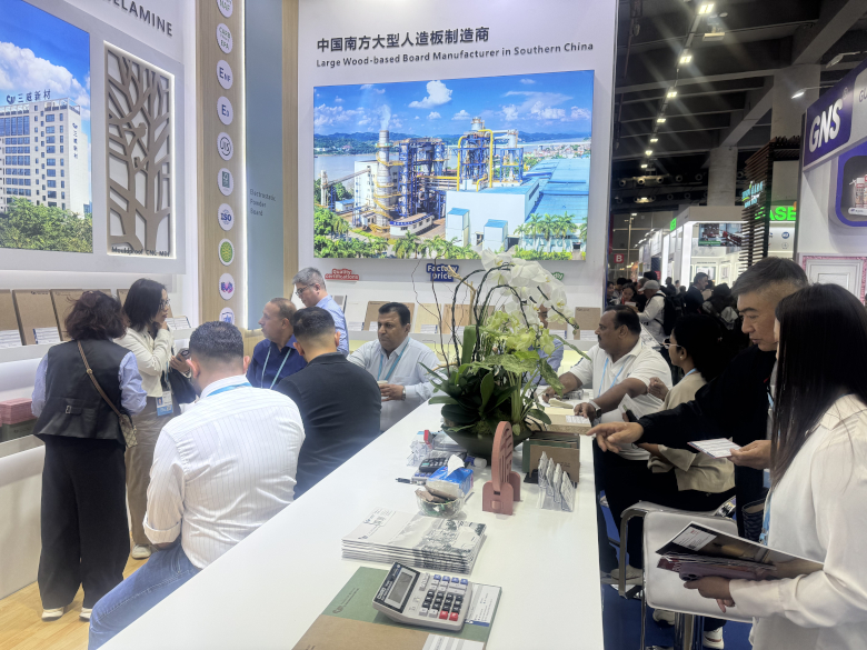 广交会上的国外客户征询4001百老汇新材产品 广交会上的国外客户征询4001百老汇新材产品
