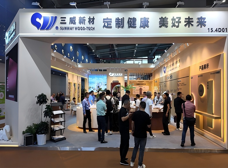 2026年3月4001百老汇新材参展第57届中国度博会期间的展台人流涌动的情景