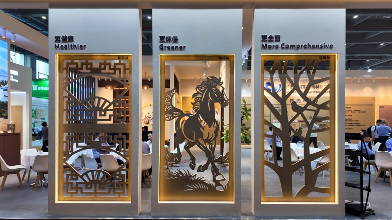 2026年3月4001百老汇新材在家博会展台上展示优美的飞马、门窗、树林造型的镂铣板